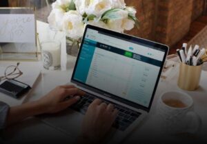 Web analytics: o que é e como aplicar no marketing digital. Na imagem, mãos digitando em um notebook.